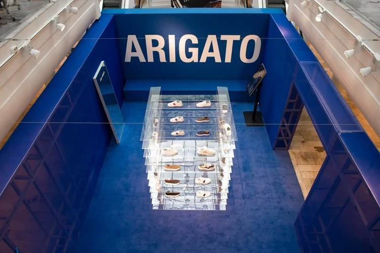 Axel Arigato popup med sneakers i glashyllor